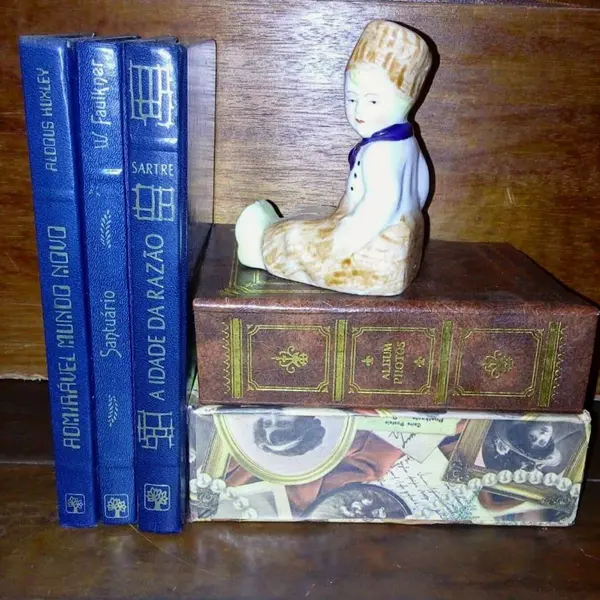 Foto de um(a) Holandês Porta Livros, Década de 1940, da categoria de Apoio para livros. Holandês porta livro em porcelana policromada, década de 1940. A: 10,5 cm / L: 8,5 cm / P: 6 cm peso: 154 g. Mostrado de uma perspectiva diferente. Vendido no marketplace Trésors.