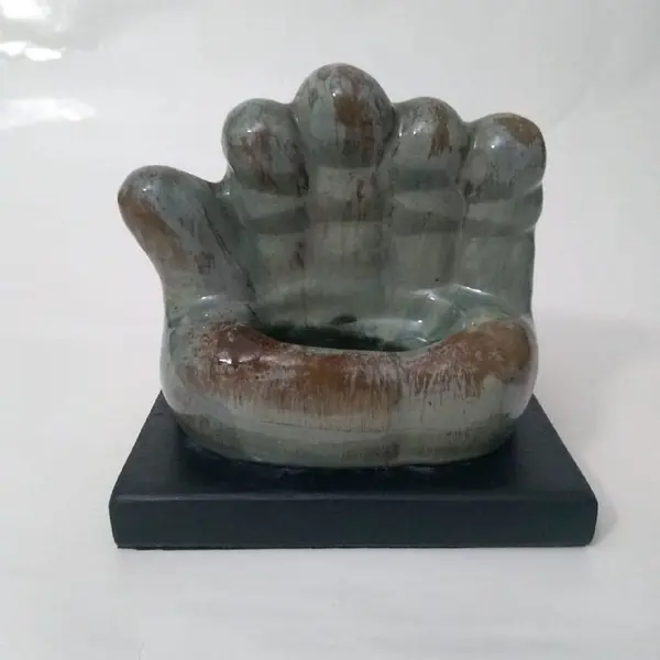 Foto de um(a) Escultura Mão em terracota, da categoria de Escultura. Escultura em terracota vitrificada com base em madeira ebanizada. Tema: mão. A: 14cm / L: 15,5cm / P: 10,5cm / peso: 625g... Mostrado de uma perspectiva diferente. Vendido no marketplace Trésors.