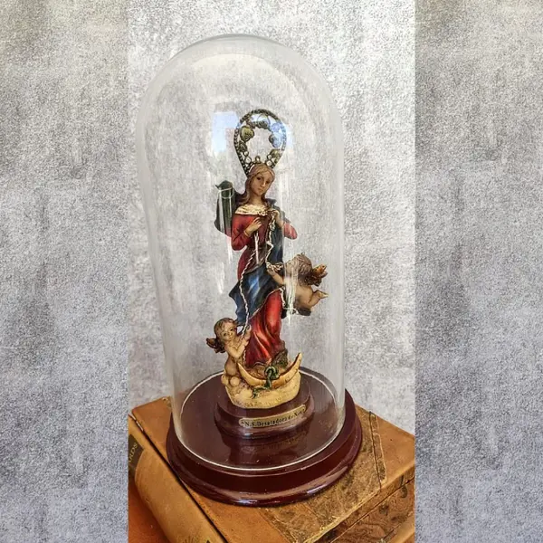 Foto de um(a) Nossa Senhora Desatadora Dos Nós, da categoria de Objetos religiosos e espirituais. Nossa Senhora Desatadora de Nós em resina policromada com redoma em vidro e base, década de 1990 Mede: A 18,5 cm / L 6,5 cm... Mostrado de uma perspectiva diferente. Vendido no marketplace Trésors.