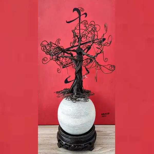 Foto de um(a) Bonsai em arame, da categoria de Escultura. Bonsai em arame queimado apoiado em pedra sabão frisada e base em madeira ebanizada e entalhada peça única e assinado pelo... Mostrado de uma perspectiva diferente. Vendido no marketplace Trésors.