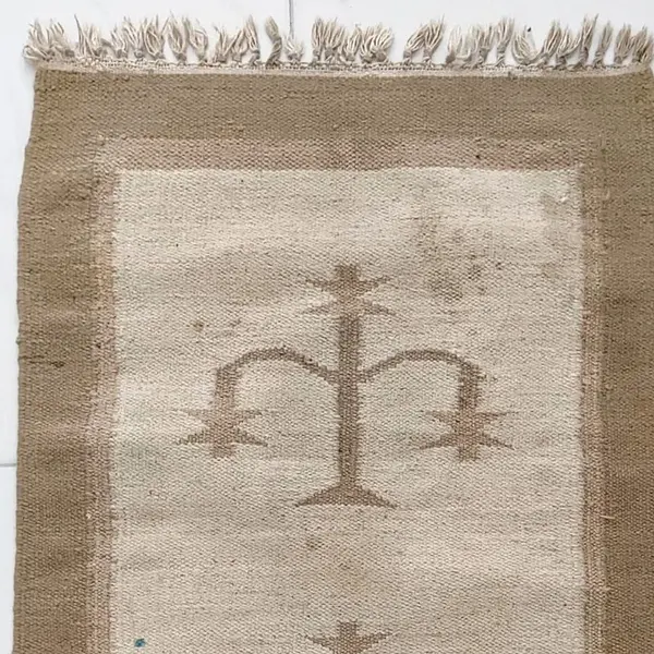 Foto de um(a) Tapete Kilim, Década de 1980, da categoria de Tapetes. Tapete kilim em tons de bege Mede: 90 x 60cm Peso: 800 g. Mostrado de uma perspectiva diferente. Vendido no marketplace Trésors.