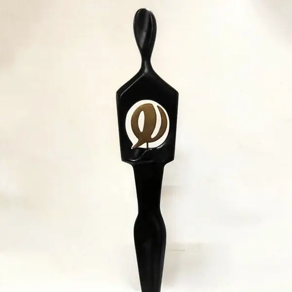 Foto de um(a) Escultura Masculina em Latão Ebanizado e Madeira, Década de 2010, da categoria de Escultura. Escultura masculina em latão ebanizado com base em madeira. Feita por renomado artista gaúcho que agraciou com seu talento... Mostrado de uma perspectiva diferente. Vendido no marketplace Trésors.