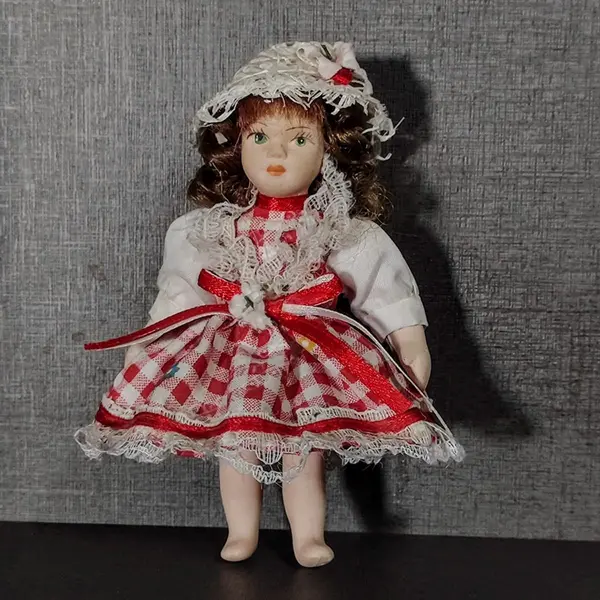 Foto de um(a) Bonequinha de Porcelana, Década de 1990, da categoria de Bonecas. Pequena boneca de porcelana com vestimentas original. Peça colecionável dos anos 1990. A: 12,5 cm L: 5 cm P: 3,5 cm peso:... Mostrado de uma perspectiva diferente. Vendido no marketplace Trésors.