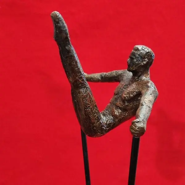 Foto de um(a) Escultura Cinética Inglesa, Anos 2000, da categoria de Escultura. Escultura cinética expressa a arte do movimento em resina com pátina cobre, base em granito preto e hastes em ferro. Obra... Mostrado de uma perspectiva diferente. Vendido no marketplace Trésors.