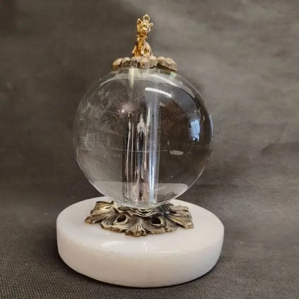 Foto de um(a) Bola de Cristal Decorativa, Década de 2000, da categoria de Outros objetos decorativos. Bola de cristal decorativa com base em mármore branco e ferragens em latão. Para completar, um yorkshire terrier dourado no... Mostrado de uma perspectiva diferente. Vendido no marketplace Trésors.