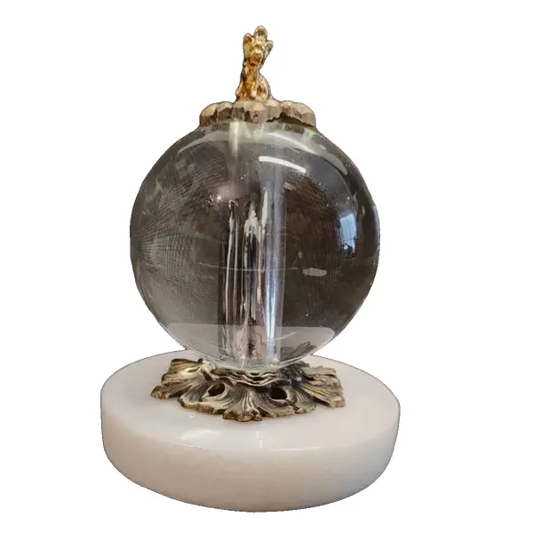 Foto de um(a) Bola de Cristal Decorativa, Década de 2000, da categoria de Outros objetos decorativos. Bola de cristal decorativa com base em mármore branco e ferragens em latão. Para completar, um yorkshire terrier dourado no... Vendido no marketplace Trésors.