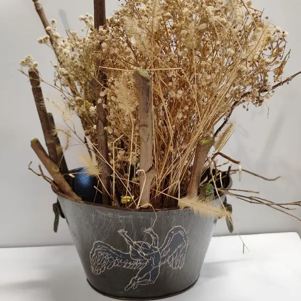 Foto de um(a) Cachepô em Ferro com Decupage Led Zeppelin, Peça Única, Década de 2000, da categoria de Cachepot. Cachepô em ferro com ferrugem preservada, alças em latão nas laterais e decupage em um dos lados, década de 2000, peça... Mostrado de uma perspectiva diferente. Vendido no marketplace Trésors.