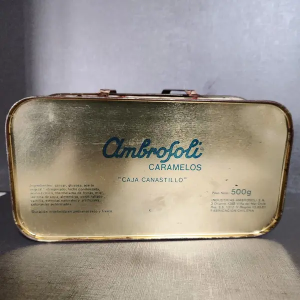 Foto de um(a) Lata Caramelos Ambrofoli, Chile, 2001, da categoria de Cestos e Caixas. Lata de caramelos ambrofoli. Fabricados no chile em 2001. Fábrica de caramelo ambrofoli começa no peru em 1960 e foi vendida... Mostrado de uma perspectiva diferente. Vendido no marketplace Trésors.