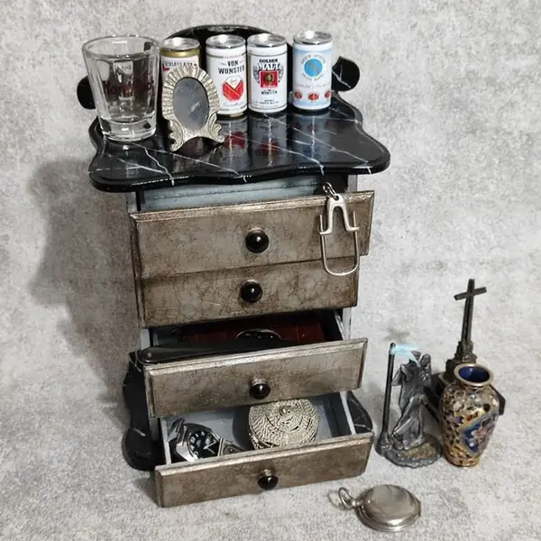 Foto de um(a) Miniatura de Cômoda em Madeira, Década de 2000, da categoria de Móveis e miniaturas para bonecas. Miniatura de cômoda em madeira com quatro gavetas craqueladas. Tampo, frontão e base em madeira marmorizada, laterais com... Mostrado de uma perspectiva diferente. Vendido no marketplace Trésors.