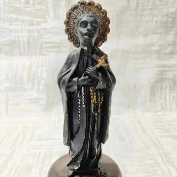 Foto de um(a) Imagem de Santo Antônio de Categeró em Resina e Imbuia, da categoria de Objetos religiosos e espirituais. Imagem de santo antônio de categeró em resina com base em madeira de imbuia. A: 15 cm L: 4,5 cm P: 2 cm Diâmetro da base:... Mostrado de uma perspectiva diferente. Vendido no marketplace Trésors.