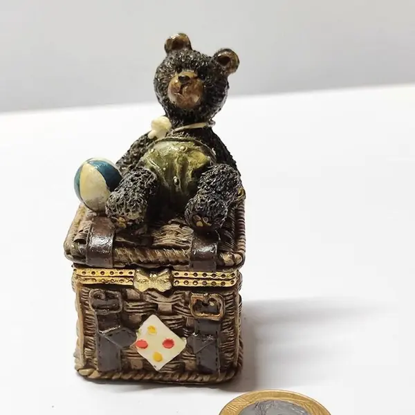 Foto de um(a) Caixinha Ursinho em Resina, Década de 1990, da categoria de Outros objetos decorativos. Caixinha em resina policromada com fecho em latão polido made in china, década de 1990 A: 8 cm L: 4 cm P: 4 cm peso: 98 g. Mostrado de uma perspectiva diferente. Vendido no marketplace Trésors.