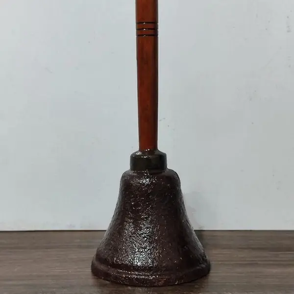 Foto de um(a) Sineta de Mesa em Metal, Madeira e Ferro, Década de 1940, da categoria de Outros objetos decorativos. Sineta de mesa antiga em metal oxidado e preservado, haste em madeira e badalo de ferro, década de 1940 A: 18,5 cm... Mostrado de uma perspectiva diferente. Vendido no marketplace Trésors.