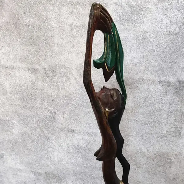 Foto de um(a) Escultura Balinesa em Madeira Entalhada, Década de 1980, da categoria de Escultura. Escultur balinesa em madeira entalhada policromada e com integração de tecido com estampa também balinesa na saia, base em... Mostrado de uma perspectiva diferente. Vendido no marketplace Trésors.