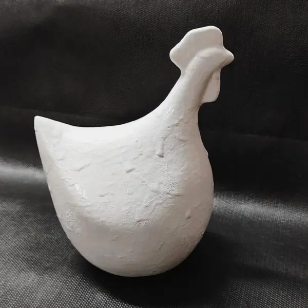 Foto de um(a) Galinha em Cerâmica Esmaltada, Década de 1990, da categoria de Modelos e estatuetas. Galinha em cerâmica esmaltada de branco com textura em relevo, década de 1990 A: 14 cm L: 7,5 cm P: 9,5 cm peso: 222 g. Mostrado de uma perspectiva diferente. Vendido no marketplace Trésors.