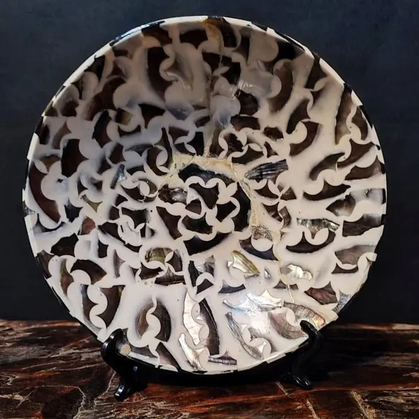 Foto de um(a) Prato Tailandês Decorativo em Resina, Década de 1990, da categoria de Pratos Decorativos. Prato fundo de resina com incrustações de abalone, decorativo e feito na tailândia na década de 1990. Diâmetro: 20 cm / A:... Mostrado de uma perspectiva diferente. Vendido no marketplace Trésors.