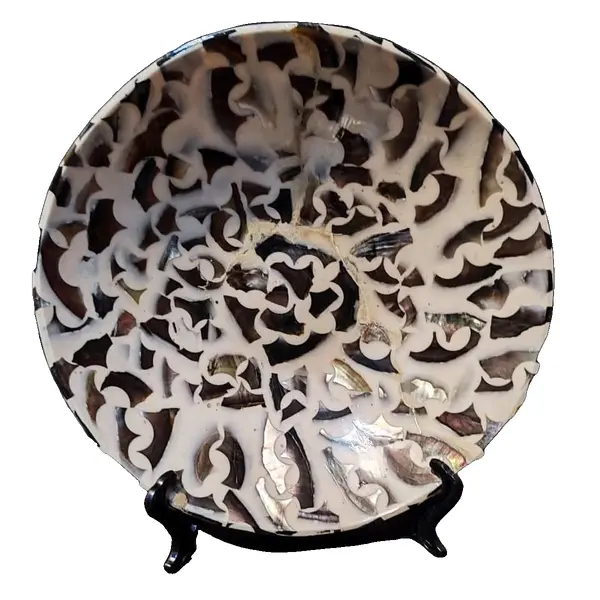 Foto de um(a) Prato Tailandês Decorativo em Resina, Década de 1990, da categoria de Pratos Decorativos. Prato fundo de resina com incrustações de abalone, decorativo e feito na tailândia na década de 1990. Diâmetro: 20 cm / A:... Vendido no marketplace Trésors.