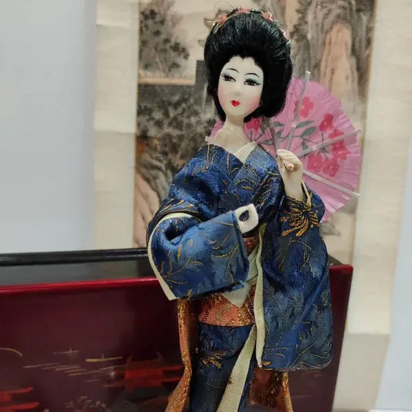 Foto de um(a) Japonesa com Kosode em Seda, Década de 1960, da categoria de Modelos e estatuetas. Japonesa com seu traje típico - o kosode, em seda forrado. Um clássico dos anos 1960. A: 23 cm L: 7 cm Peso: 92 g. Mostrado de uma perspectiva diferente. Vendido no marketplace Trésors.