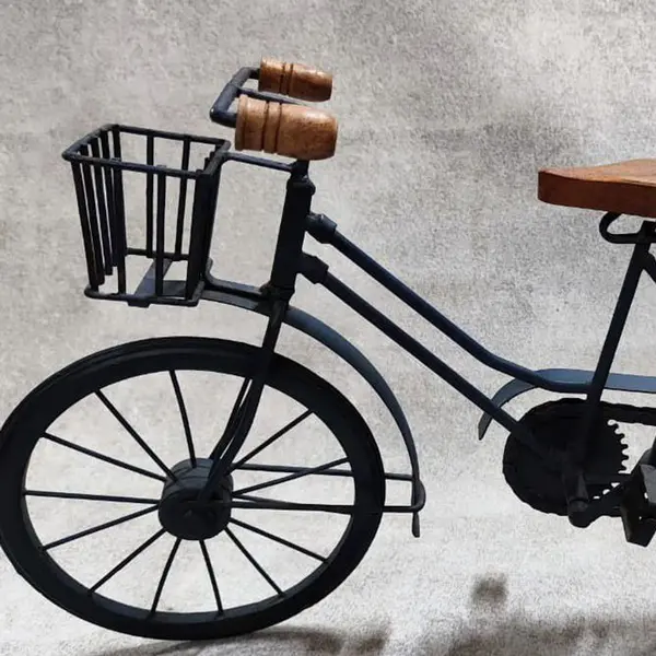 Foto de um(a) Mini Bike em Escala em Ferro, Década de 2000, da categoria de Outros modelos. Miniatura de bike em escala. Toda feita em ferro com pintura azul índigo, selim e pegador do guidão em madeira. Rodas e... Mostrado de uma perspectiva diferente. Vendido no marketplace Trésors.