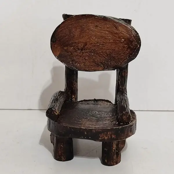 Foto de um(a) Mini Cadeirinha em Resina com Pegada Rústica, Década de 2000, da categoria de Móveis e miniaturas para bonecas. Miniatura de cadeira feita com fragmentos de resina, dando o aspecto orgânico de uma peça de madeira rústica, década de 2000... Mostrado de uma perspectiva diferente. Vendido no marketplace Trésors.