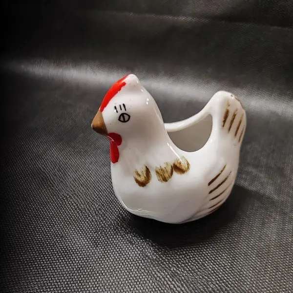 Foto de um(a) Galinha em Porcelana Branca, Década de 1980, da categoria de Modelos e estatuetas. Galinha em porcelana branca policromada podendo servir para várias funções, década de 1980 A: 7,5 cm L: 5 cm P: 7,5 cm... Mostrado de uma perspectiva diferente. Vendido no marketplace Trésors.