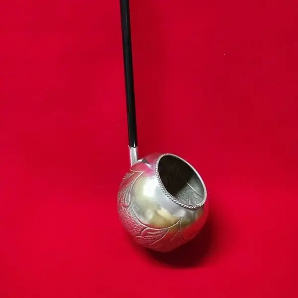 Foto de um(a) Concha Gigante para Servir Água em Latão com Banho de Prata e Madeira, Década de 1970, da categoria de Outros utensílios para servir. Concha gigante para servir água, também encontrado nos balangandas simbolizando prosperidade e abundância. Em latão com um... Mostrado de uma perspectiva diferente. Vendido no marketplace Trésors.