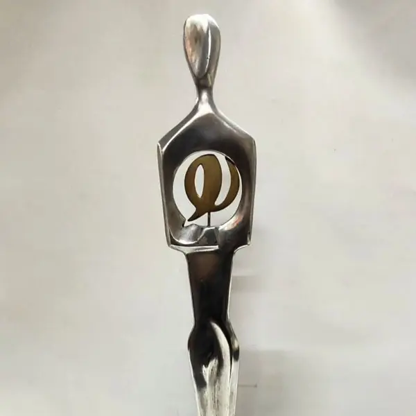 Foto de um(a) Escultura Masculina Fundida em Alumínio, Pgqp, Década de 2010, da categoria de Escultura. Escultura masculina fundida em alumínio e polido com base em madeira. Feita por renomado artista gaúcho que agraciou com seu... Mostrado de uma perspectiva diferente. Vendido no marketplace Trésors.