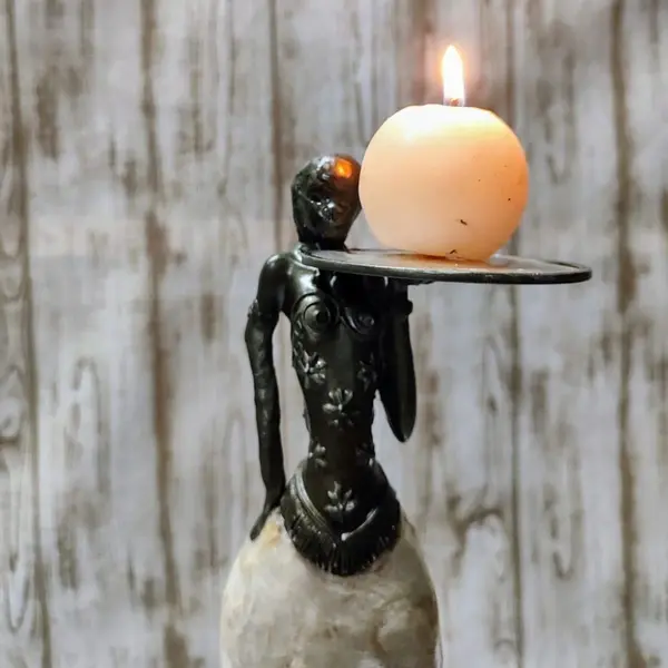 Foto de um(a) Escultura em Resina Representando Mulher Africana, Década de 2000, da categoria de Escultura. Escultura em resina representando uma africana: corpo e bandeja revestido com madrepérola, parte do corpo com pátina bronze... Mostrado de uma perspectiva diferente. Vendido no marketplace Trésors.