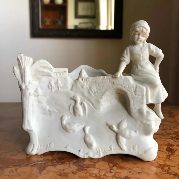 Foto de um(a) Antiga Escultura Floreira Bloco Escultórico Biscuit Francês, da categoria de Escultura. Antiga e delicada floreira em biscuit francês, decorada com lindas “cenas da fazenda” camponesa com patos. Início do século... Mostrado de uma perspectiva diferente. Vendido no marketplace Trésors.