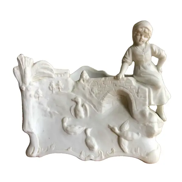 Foto de um(a) Antiga Escultura Floreira Bloco Escultórico Biscuit Francês, da categoria de Escultura. Antiga e delicada floreira em biscuit francês, decorada com lindas “cenas da fazenda” camponesa com patos. Início do século... Vendido no marketplace Trésors.