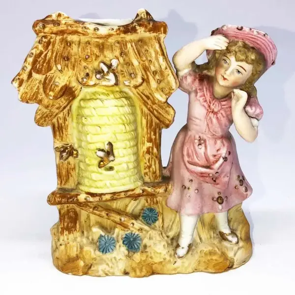 Foto de um(a) Antiga Floreira Escultura Bibelô Biscuit Alemão Art Nouveau, da categoria de Escultura. Antiga e delicada floreira, escultura em Biscuit alemão, estilo Art nouveau, início do século XX. Pintado à mão com filetes... Mostrado de uma perspectiva diferente. Vendido no marketplace Trésors.