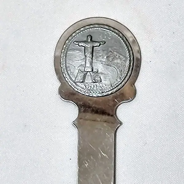 Foto de um(a) Abridor de Cartas Cristo Redentor, Década de 1960, da categoria de Outros objetos decorativos. Abridor de cartas em alumínio com gravação em relevo do cristo redentor - rio de janeiro, década de 1960. A: 14,7 cm / L:... Mostrado de uma perspectiva diferente. Vendido no marketplace Trésors.