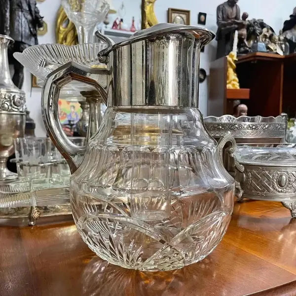Foto de um(a) Antiga Rara Grande Jarra Refresqueira Art Deco Cristal E Wmf, da categoria de Jarros. WMF. Antiga e grande jarra refresqueira em cristal alemão ricamente lapidado à mão, bocal e alça em metal prateado da famosa... Mostrado de uma perspectiva diferente. Vendido no marketplace Trésors.