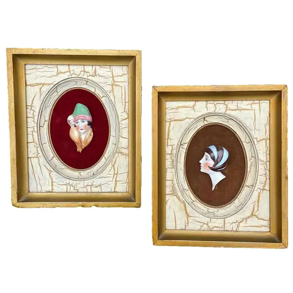 Foto de um(a) Antigo Par Quadrinhos Belle Époque Porcelana Alemã Art Deco, da categoria de Objetos de parede. Antigo par de quadrinhos decorativos com medalhão central com figuras de damas Belle Époque em porcelana alemã pintados à... Vendido no marketplace Trésors.