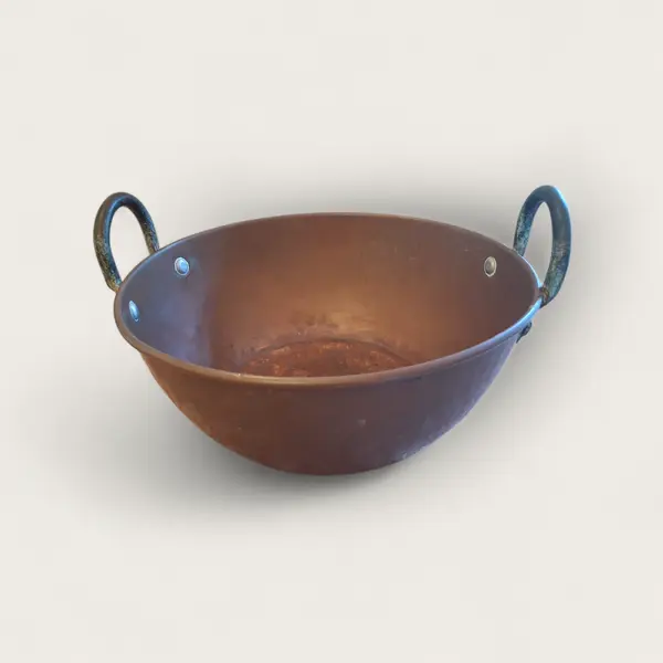 Foto de um(a) Tacho em cobre, da categoria de Travessas e tigelas. Antigo e autêntico tacho com alças, típico de uso em cozinhas de fazendas e pequenas propriedades rurais. Capacidade: 7L... Mostrado de uma perspectiva diferente. Vendido no marketplace Trésors.