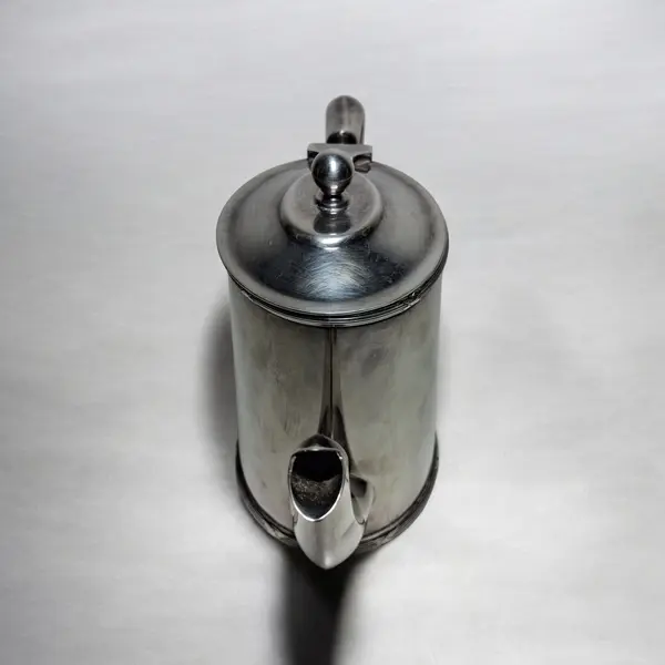 Foto de um(a) Bule Wolff, da categoria de Bules. Bule para chá ou café da tradicional marca Wolff. Em prata 90. Peça clássica, presente nas melhores mesas brasileiras. Mostrado de uma perspectiva diferente. Vendido no marketplace Trésors.