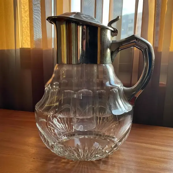 Foto de um(a) Antiga Rara Grande Jarra Refresqueira Art Deco Cristal E Wmf, da categoria de Jarros. WMF. Antiga e grande jarra refresqueira em cristal alemão ricamente lapidado à mão, bocal e alça em metal prateado da famosa... Mostrado de uma perspectiva diferente. Vendido no marketplace Trésors.