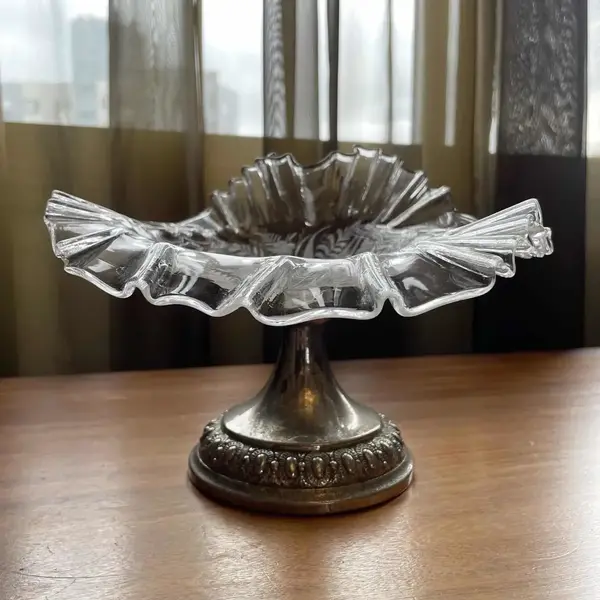Foto de um(a) Antigo Prato Centro De Mesa Wmf Art Nouveau Cristal Francês, da categoria de Centro de mesa. Antigo e diferente prato de cristal com base em metal prateado WMF. Pode ser uma fruteira ou um porta cartões. Cristal... Mostrado de uma perspectiva diferente. Vendido no marketplace Trésors.