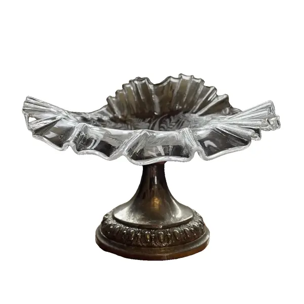 Foto de um(a) Antigo Prato Centro De Mesa Wmf Art Nouveau Cristal Francês, da categoria de Centro de mesa. Antigo e diferente prato de cristal com base em metal prateado WMF. Pode ser uma fruteira ou um porta cartões. Cristal... Vendido no marketplace Trésors.