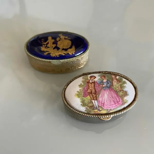 Foto de um(a) Limoges Antigo Raro Par Caixinhas Coleção Porcelana França, da categoria de Cestos e Caixas. Antigo par de caixinhas de coleção em porcelana artística francesa, pintadas à mão, com filetes de ouro e detalhes em... Mostrado de uma perspectiva diferente. Vendido no marketplace Trésors.