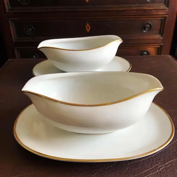 Foto de um(a) Antigo Par De Finas Molheiras Porcelana Branca Alemã Kpm, da categoria de Outros utensílios para servir. KPM, Krister Germany. Par de antigas molheiras em fina porcelana alemã KPM, acabamento com filetes de ouro. Meados do século... Mostrado de uma perspectiva diferente. Vendido no marketplace Trésors.