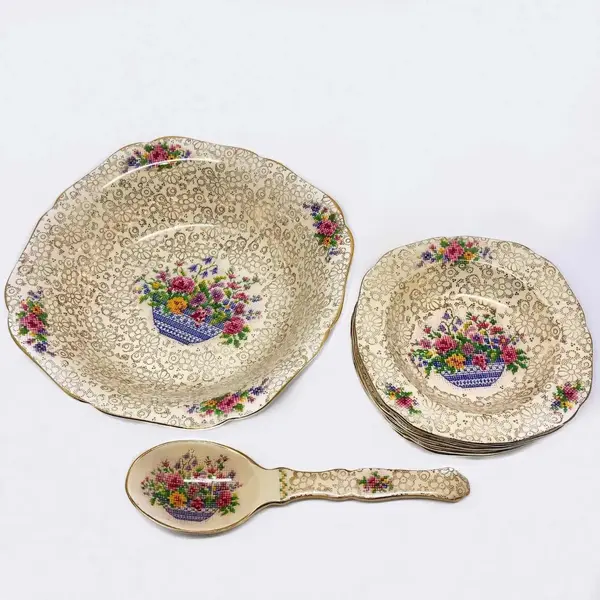 Foto de um(a) Antigo Raro Conjunto Sobremesa Tigela Porcelana Inglesa H&K, da categoria de Travessas e tigelas. H&K Tunstall - Hollinshead & Kirkham. Antigo e lindo conjunto para sobremesa, composto de uma tigela maior, seis tigelinhas... Mostrado de uma perspectiva diferente. Vendido no marketplace Trésors.