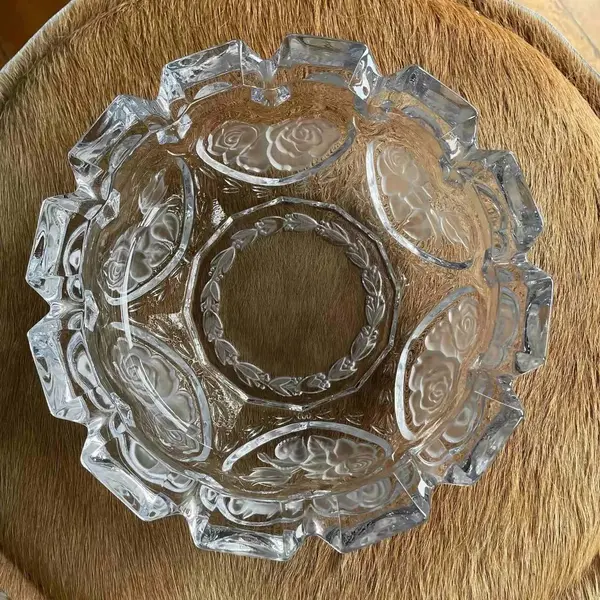 Foto de um(a) Antigo Lindo Cinzeiro Art Deco Cristal Francês Satiné, da categoria de Cinzeiros. Antigo e grande cinzeiro em grosso cristal francês, decoração de flores satiné. Art Deco.Altura 6cm Diâmetro 20cm. Mostrado de uma perspectiva diferente. Vendido no marketplace Trésors.