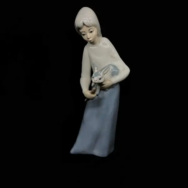 Foto de um(a) Antiga Escultura Dama Com Coelho Porcelana Espanhola Casades, da categoria de Escultura. Antiga e linda escultura em porcelana artística espanhola, representando jovem alimentando coelho, manufatura Casades,... Mostrado de uma perspectiva diferente. Vendido no marketplace Trésors.