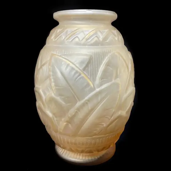 Foto de um(a) Antigo Vaso Bojudo Vidro Francês Art Deco Carrillo Glass, da categoria de Vasos. Carrillo Glass - France. Antigo vaso bojudo em vidro artístico francês, moldado com decoração com folhas em satiné. Peça... Mostrado de uma perspectiva diferente. Vendido no marketplace Trésors.