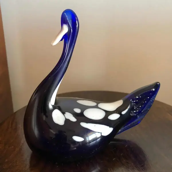Foto de um(a) Antiga Escultura Peso De Papel Cisne Em Cristal De Murano, da categoria de Pesos de papel. Murano italiano. Medidas 13x13cm. Mostrado de uma perspectiva diferente. Vendido no marketplace Trésors.