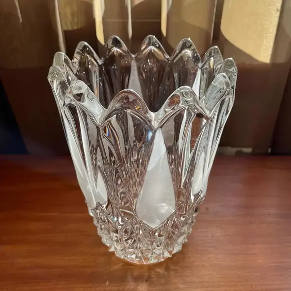 Foto de um(a) Antigo Vaso Art Deco Cristal Francês Diamante Satiné, da categoria de Vasos. Antigo e fino vaso em cristal francês lapidação pontas de diamante, com detalhes em satiné. Período Art Deco.Medidas 19x14cm. Mostrado de uma perspectiva diferente. Vendido no marketplace Trésors.
