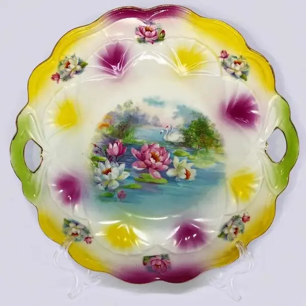 Foto de um(a) Antigo Prato Decorativo Bandeja Porcelana Alemã Art Nouveau, da categoria de Pratos Decorativos. Antigo e lindo prato com alças, bandeja em porcelana artística alemã, com belíssima decoração floral e medalhão central com... Mostrado de uma perspectiva diferente. Vendido no marketplace Trésors.