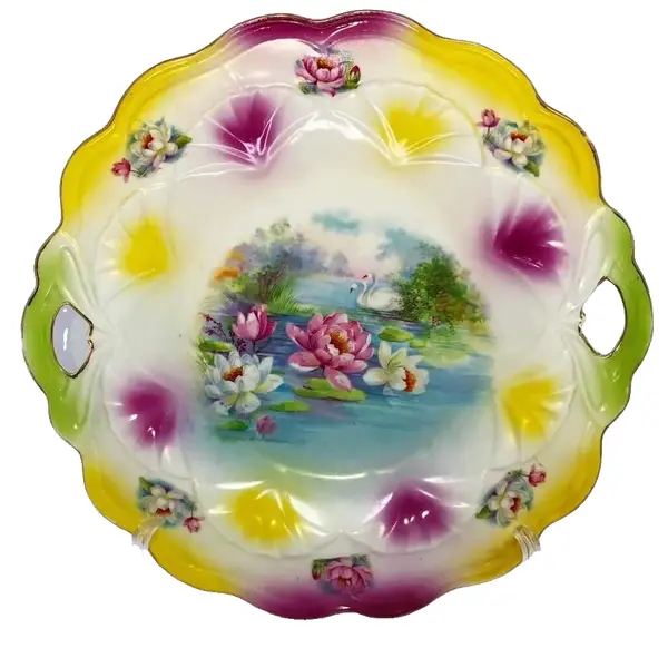 Foto de um(a) Antigo Prato Decorativo Bandeja Porcelana Alemã Art Nouveau, da categoria de Pratos Decorativos. Antigo e lindo prato com alças, bandeja em porcelana artística alemã, com belíssima decoração floral e medalhão central com... Vendido no marketplace Trésors.