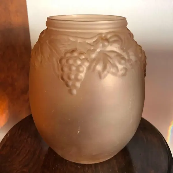 Foto de um(a) Antigo Vaso Art Deco Assinado Vidro Satiné Moule Pressed, da categoria de Vasos. Lindo vaso francês em vidro satiné moule pressed, prensado e ricamente moldado a ácido com decoração de uvas e folhas.Art... Mostrado de uma perspectiva diferente. Vendido no marketplace Trésors.