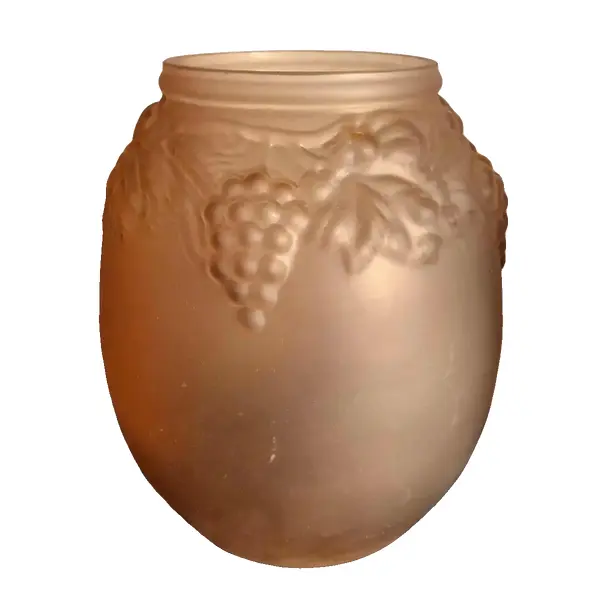 Foto de um(a) Antigo Vaso Art Deco Assinado Vidro Satiné Moule Pressed, da categoria de Vasos. Lindo vaso francês em vidro satiné moule pressed, prensado e ricamente moldado a ácido com decoração de uvas e folhas.Art... Vendido no marketplace Trésors.